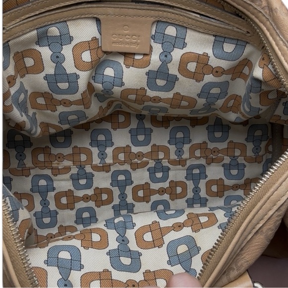 Gucci Guccissima embossed leather Boston bag crafted in beige - Picture 6 of 8